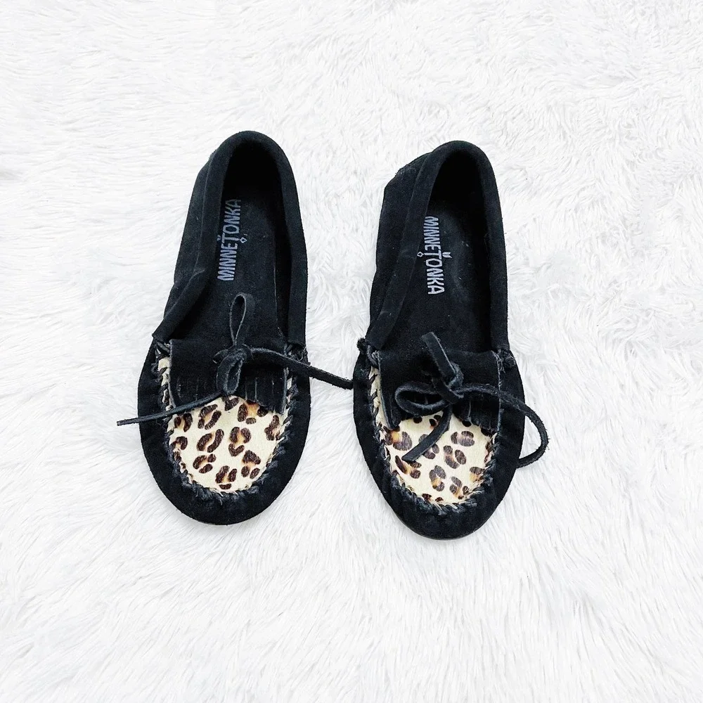 Minnetonka Suede Leather Leopard Moccasin Accent Flat SZ2